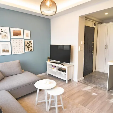 Charming Getaway In The Heart Of Beyolu דירה