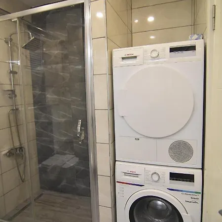 Charming Getaway In The Heart Of Beyolu דירה