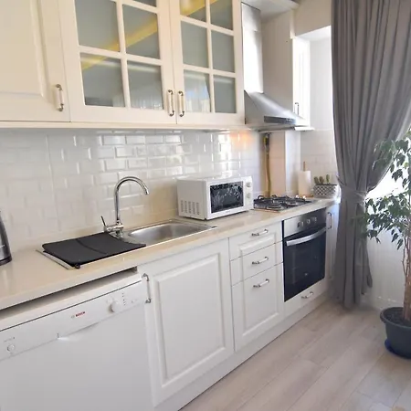 Charming Getaway In The Heart Of Beyolu *