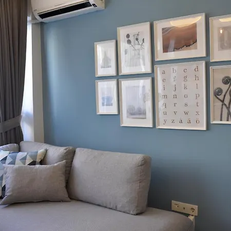 Charming Getaway In The Heart Of Beyolu דירה