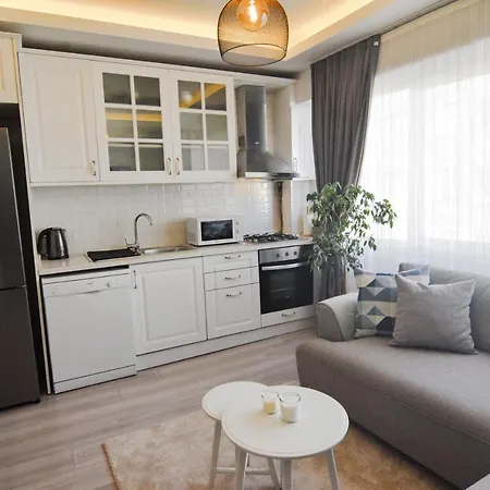 Charming Getaway In The Heart Of Beyolu דירה